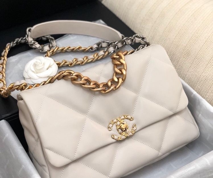 Lvmh : Chanel, en hausse à 2 chiffres, lance un parfum et un sac