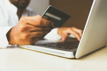 Comment le live shopping révolutionne la vente de produits de luxe